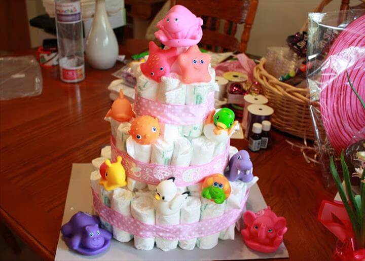 baby shower diaper cake z ukrytym prezentem w środku