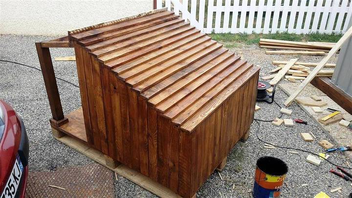 staining of pallet dog house roof