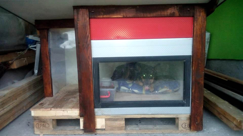 Old Door Panels and Pallet Dog House - DIY - DIY &amp; Crafts