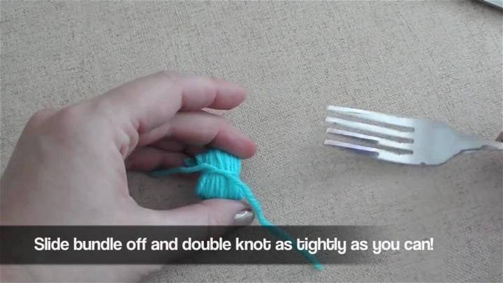 taking the yarn bundle off from the fork
