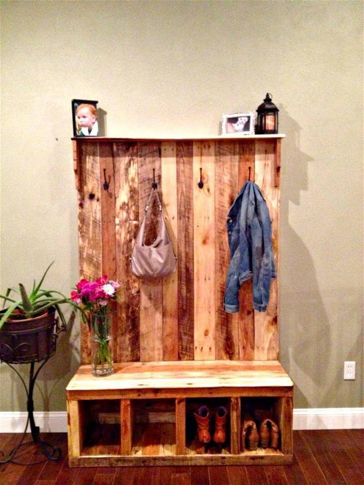 Pallet Wood Entryway Bench, How To Make A Coat Stand Out Of Pallets Without Sewing