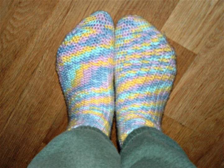 Easy Free Crochet Small Shell Socks Pattern