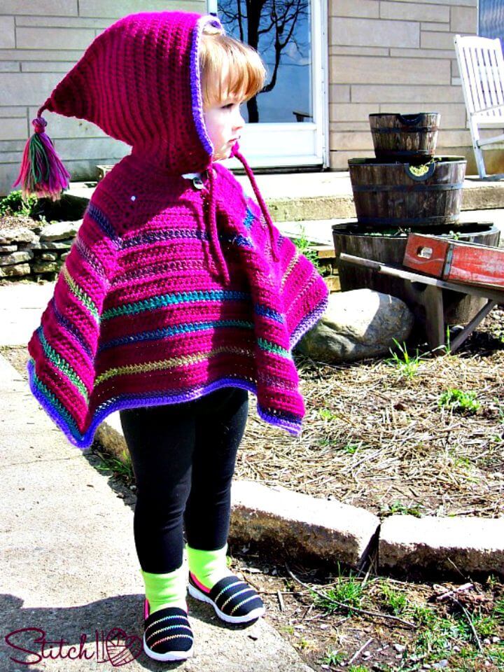 Modello di poncho con cappuccio del bambino del crochet libero