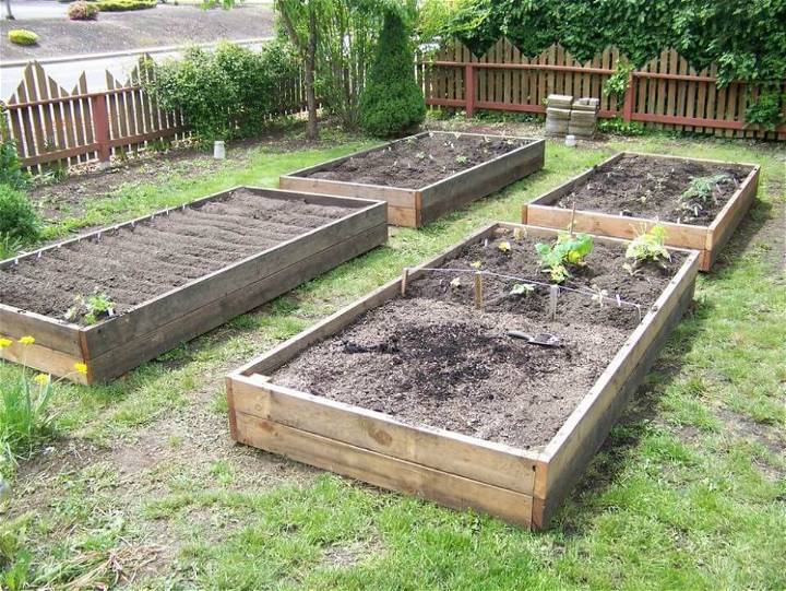 Easy DIY Raised Garden Beds From Reclaimed Wood.LARGE