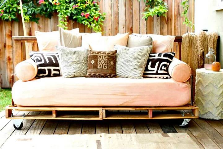 Build Your Own a Pallet Daybed to Sell 