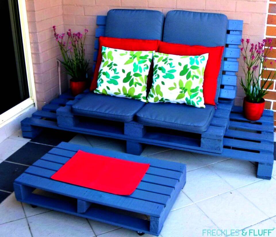 DIY Wooden Pallet Chillout Lounge