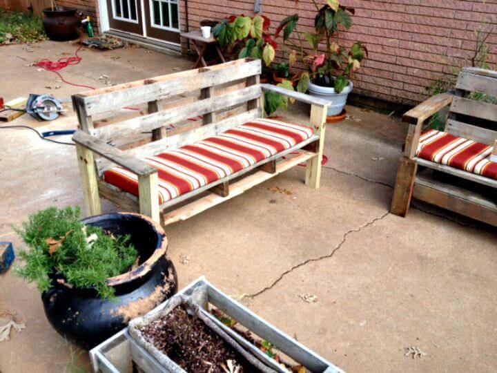 How To Turn Pallets Into An Outdoor Patio Bench to Sell 