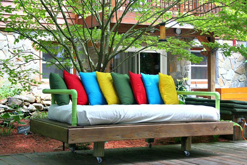 Make A Pallet Daybed to Sell 