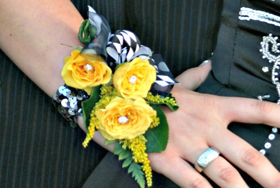 DIY Baby Roses Wrist Corsage