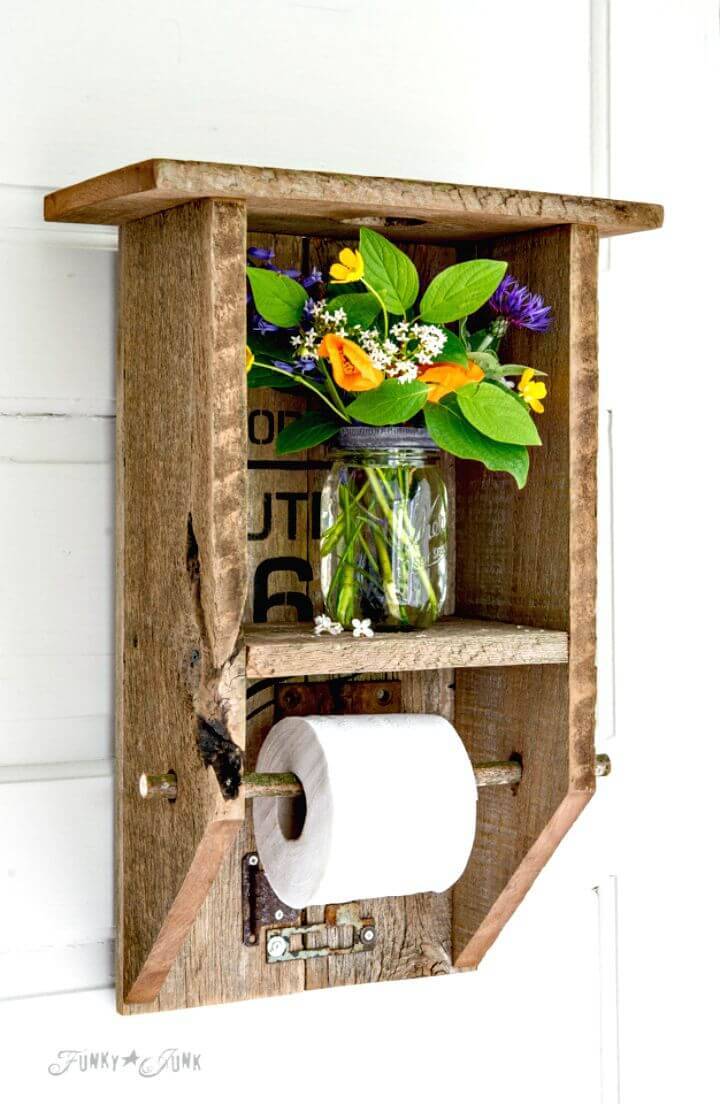 DIY Outhouse Style Pallet Toilet Paper Holder - Pallet Bathroom Ideas