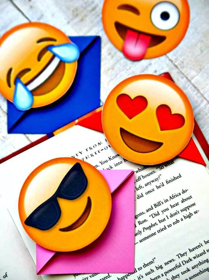 DIY Emoji Bookmarks