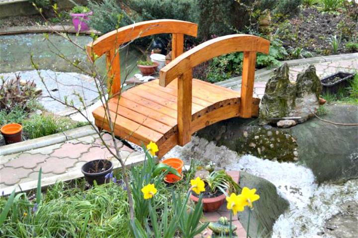Adorable DIY Small Garden Bridge