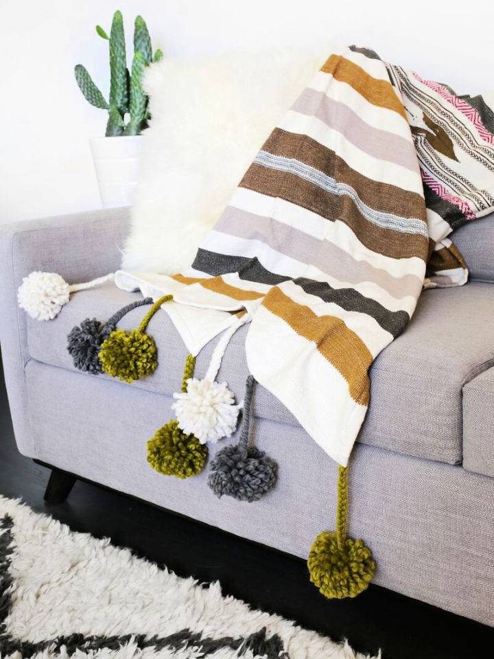 Amazing DIY POM Pom Throw Blanket