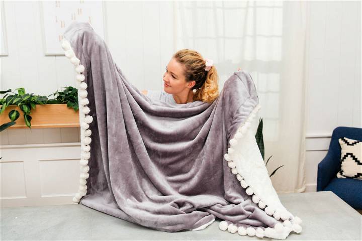 Awesome DIY POM Poms Throw Blanket
