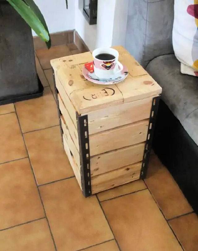 Cute DIY Little Pallet Side Table