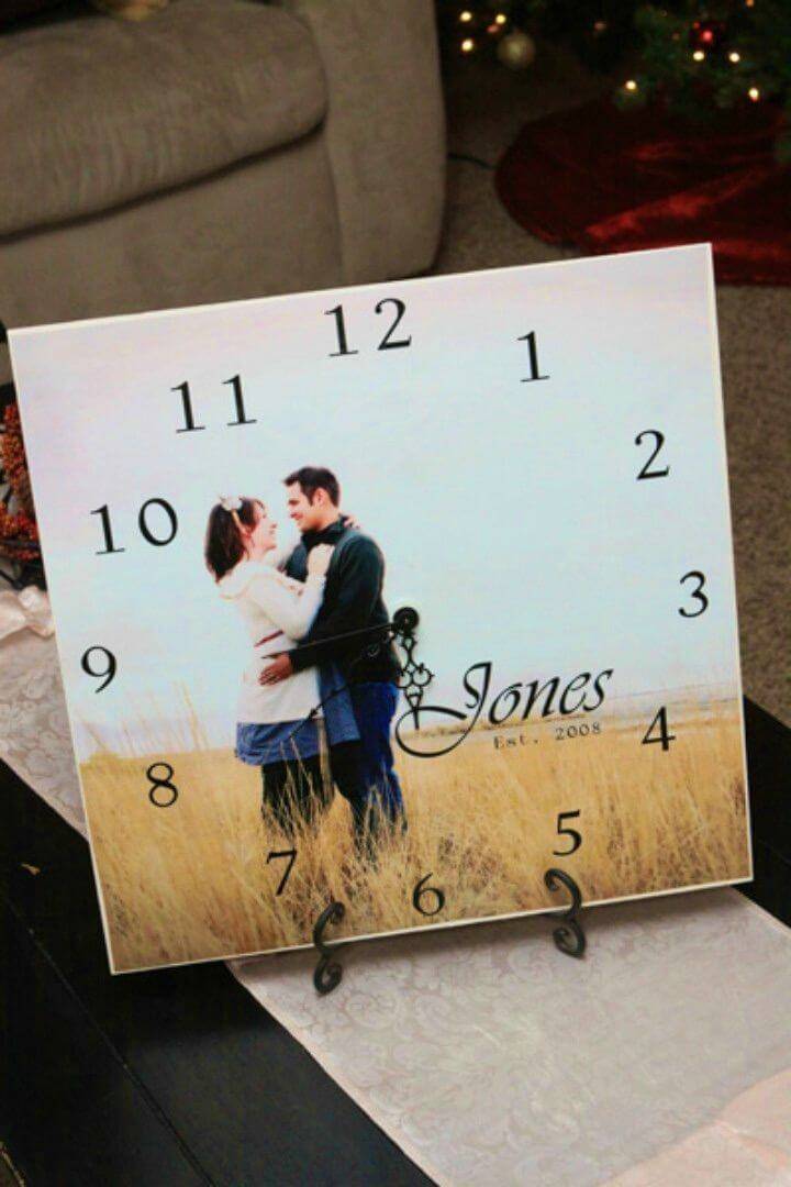 Easy DIY Personal Picture Clocks, this is here a perfect gift to give to newly married couples, make it by pasting a photo on the clock!