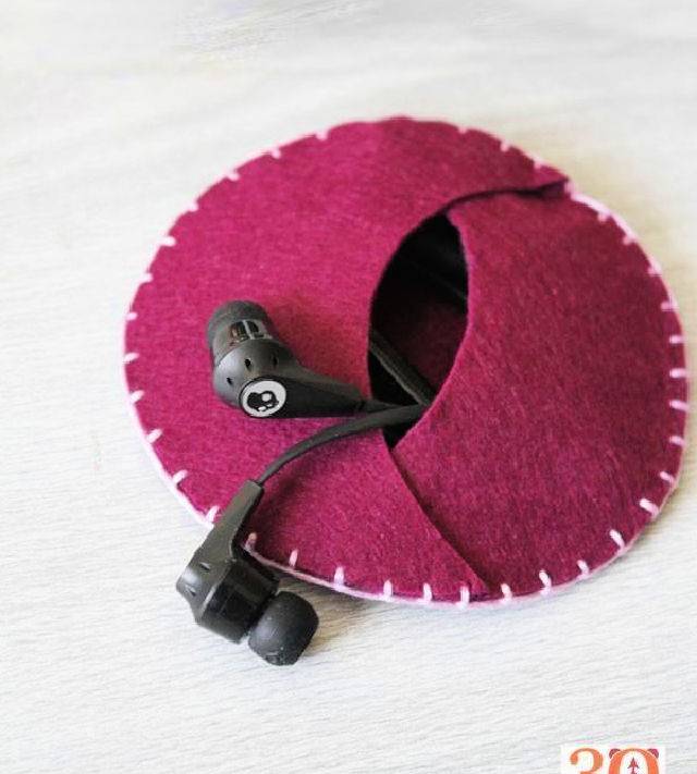 How to Make Your Own Felt Earbud Case
