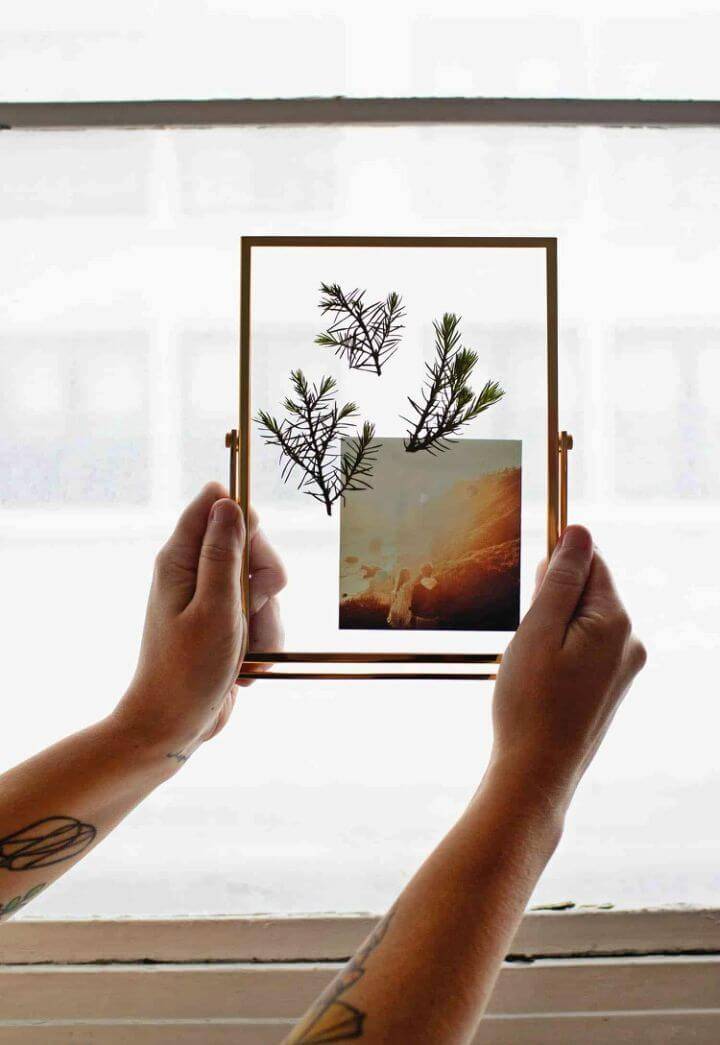 Make Pressed Plants Photo Frame Gift, make precious photo frame gifts by gluing photos on the frame along with pressed flowers!