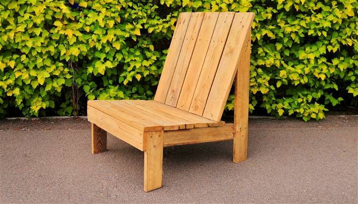 Make an Outdoor Pallet Lounge Chair