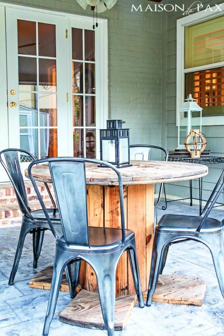 Awesome DIY Wooden Spools Patio Table