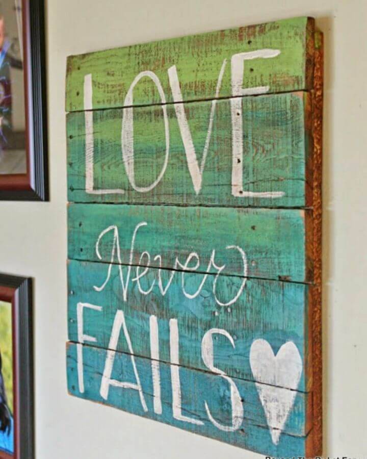 DIY Pallet Sign With an Ombre Paint