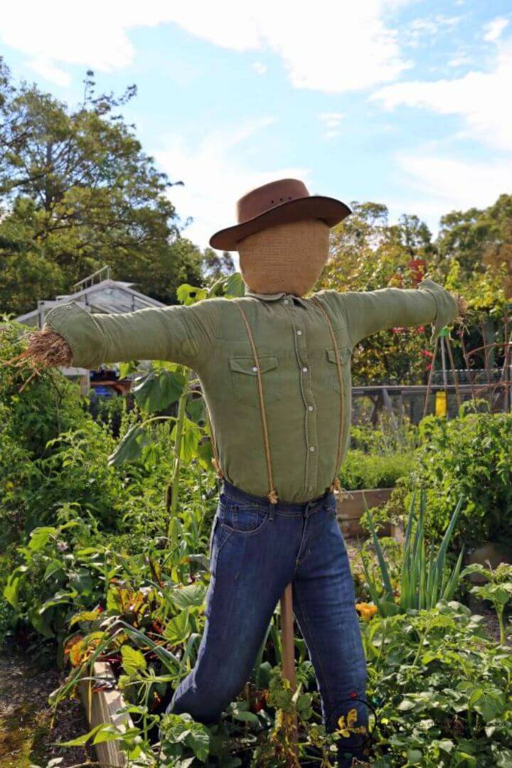 How to Make a Wooden Stakes Scarecrow 