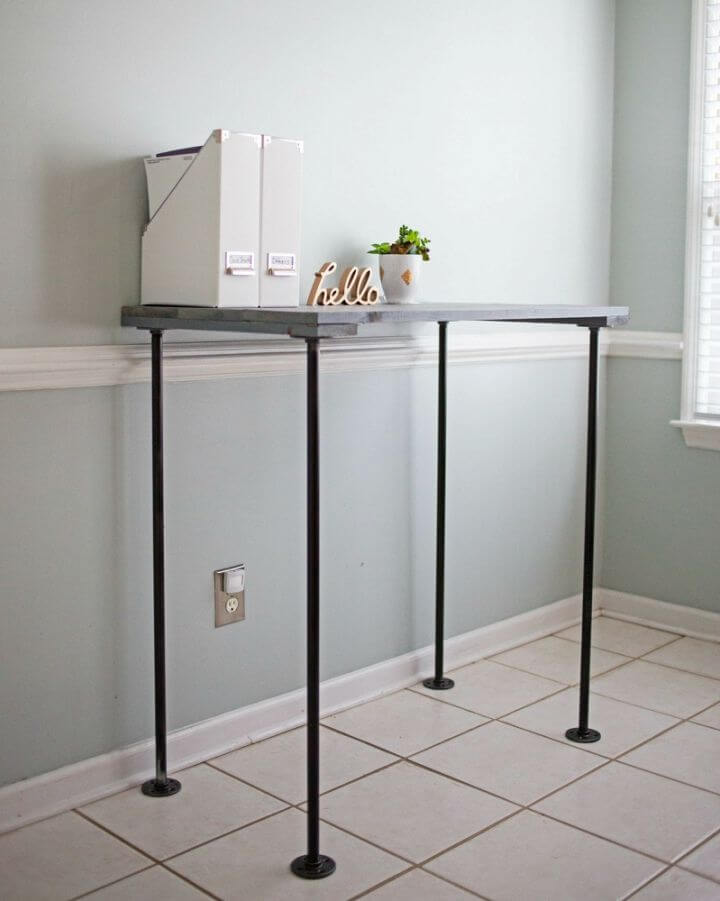 Quick DIY Industrial Pipe Desk