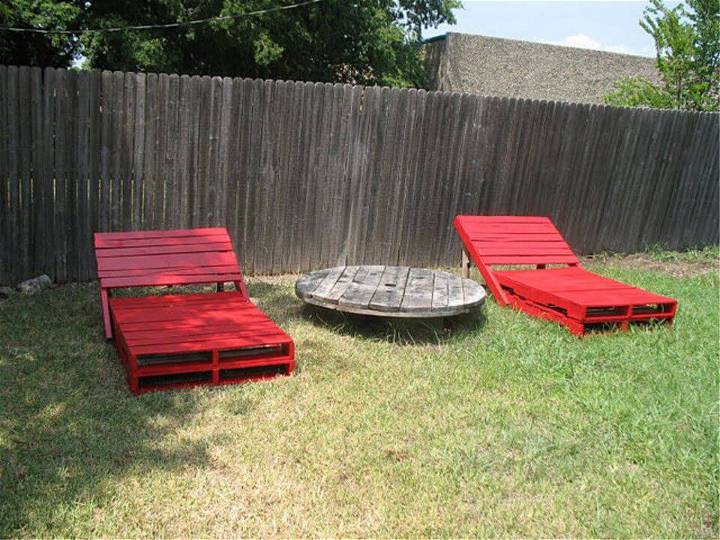 Build Your Own Pallet Garden Loungers