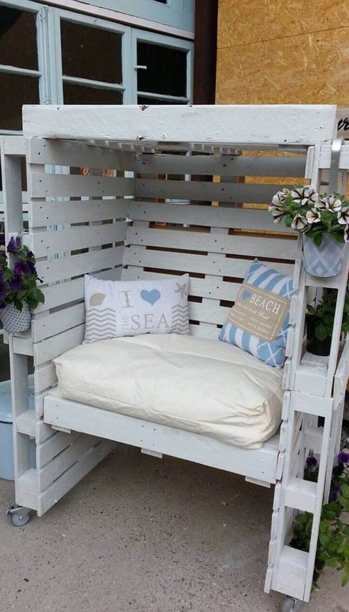 Build a Outdoor Wood Pallet Enclosed Seating Area