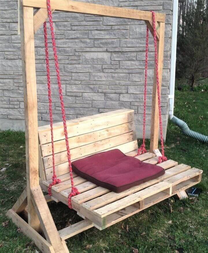 DIY Outdoor Pallet Swing Bed