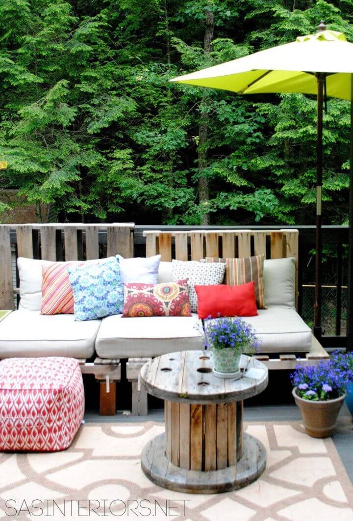 Easy DIY Outdoor Pallet Sofa