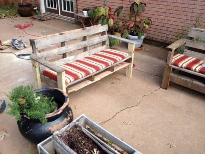 How to Turn Pallet Into an Outdoor Patio Bench