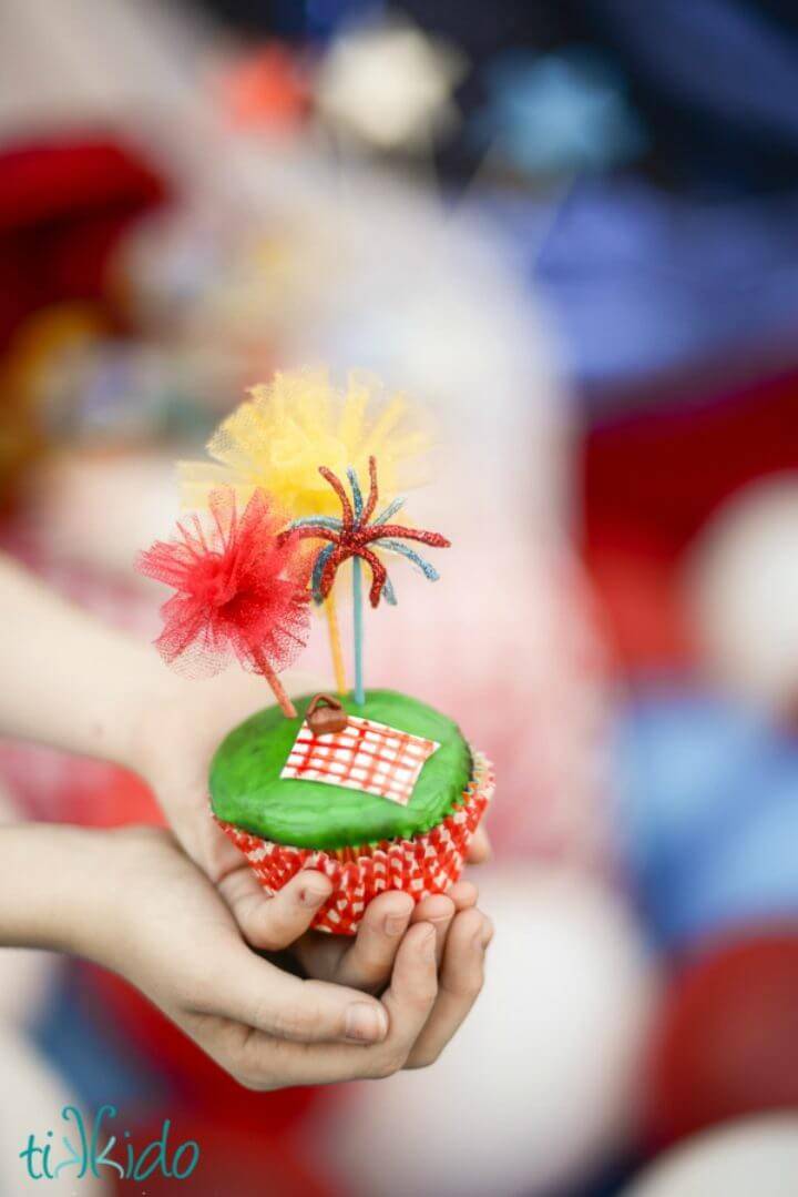 DIY Tiny Tulle Pom Poms Cupcake Toppers
