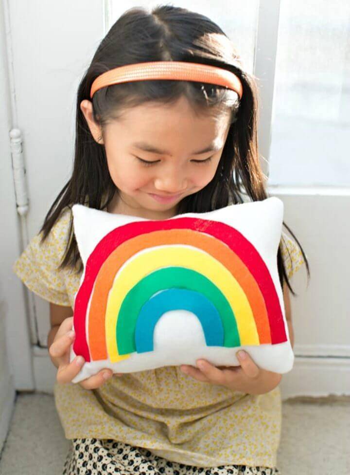 Easy DIY Felt Rainbow Pillow