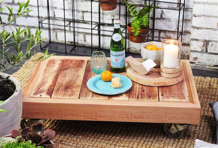 DIY Outdoor Pallet Coffee Table on Wheels