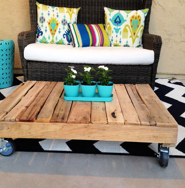 Simple DIY Wood Pallet Coffee Table