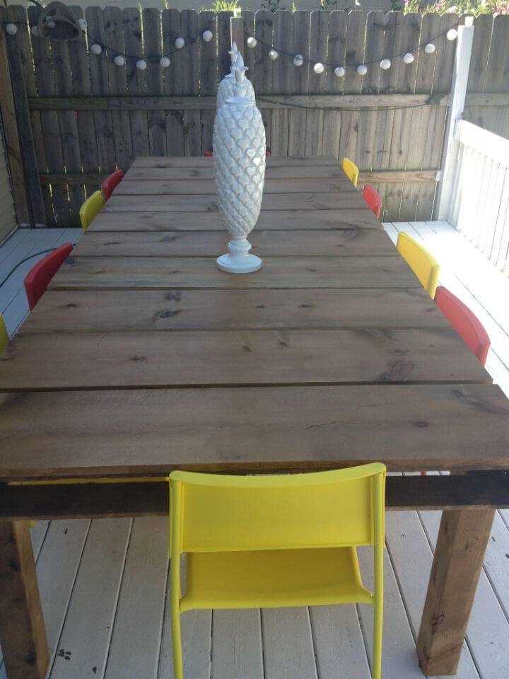 Build a Outdoor Dining Table from Wood Pallets