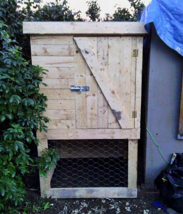 DIY Chicken Coop from a Pile Of Pallets