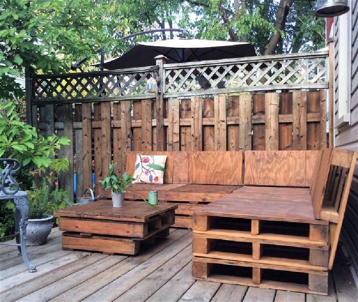 DIY Upcycled Pallet Sectional
