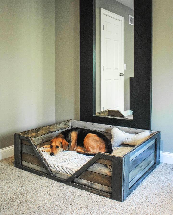 Easy DIY Pallet Dog Bed