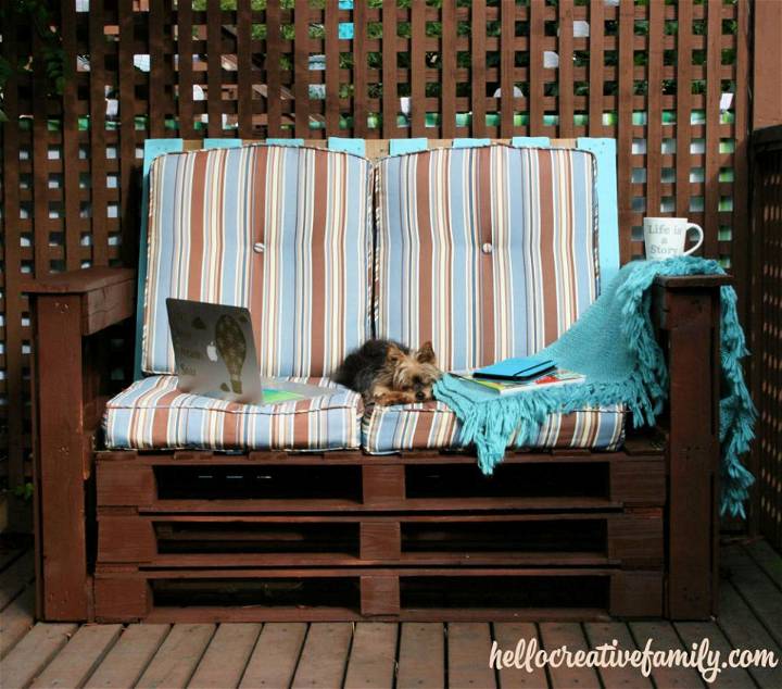 Outdoor Pallet Couch Weekend Project