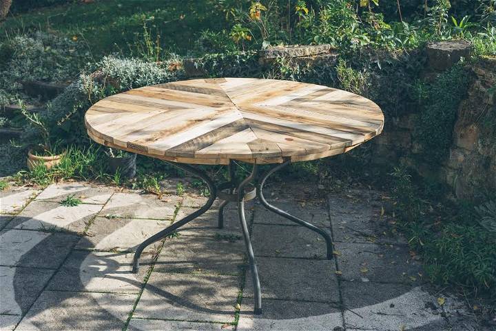 Round Top Table Made of Pallets DIY