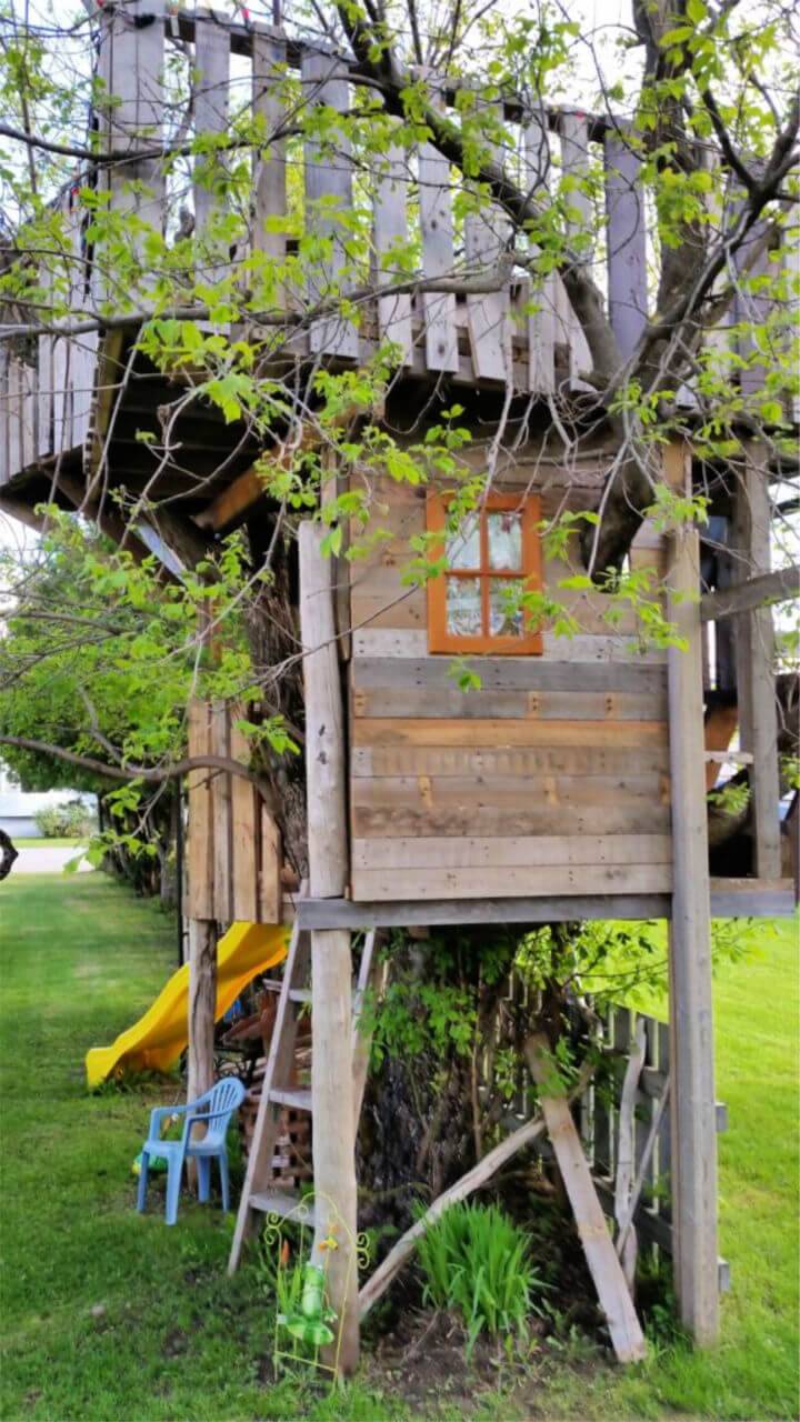 Adorable DIY Pallet Tree House