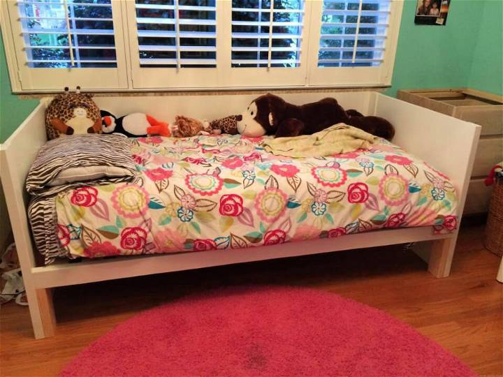 Adorable DIY Plywood Daybed