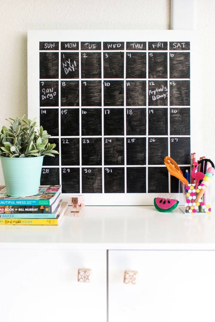 Chalkboard Calendar that Anyone Can Make