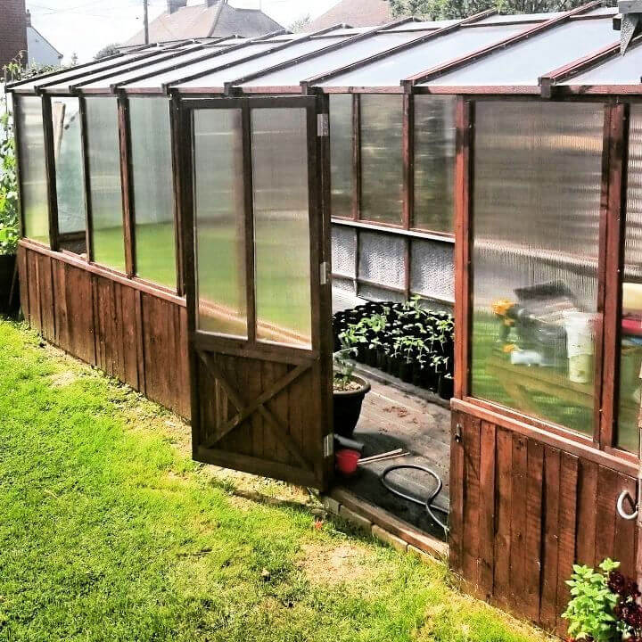 Inexpensive DIY Pallets Greenhouse