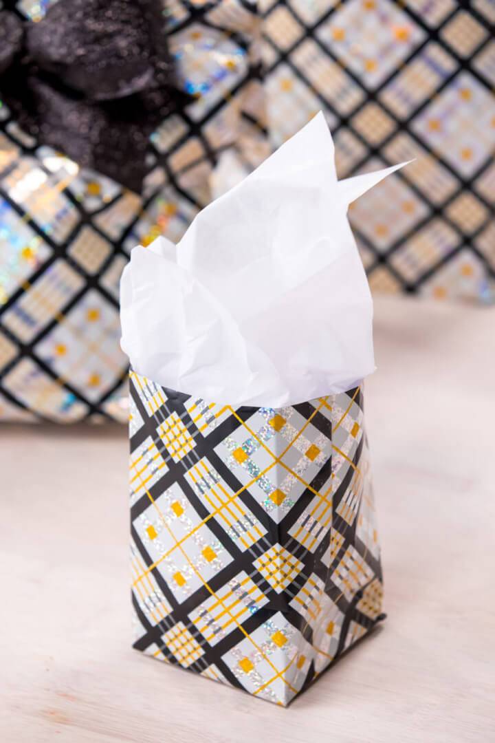 Quick DIY Wrapping Paper Gift Bag