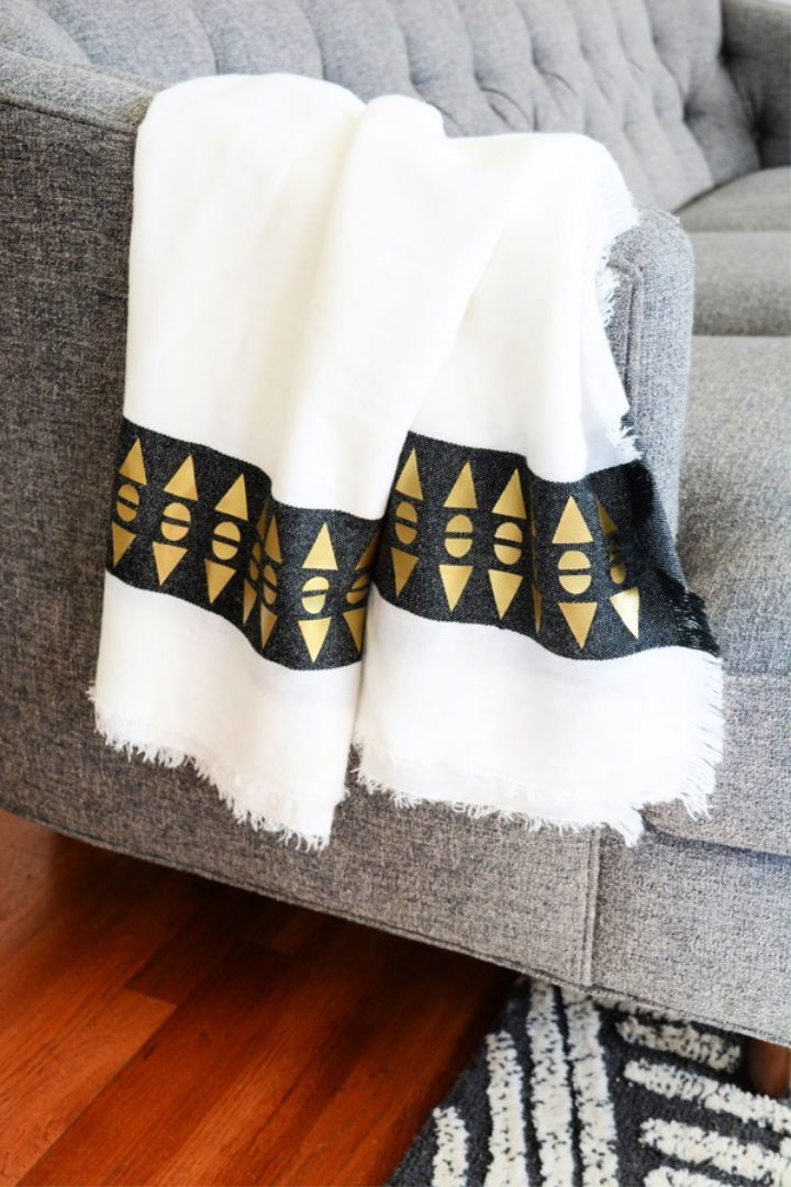 Geometric Edge Throw Blanket Pattern