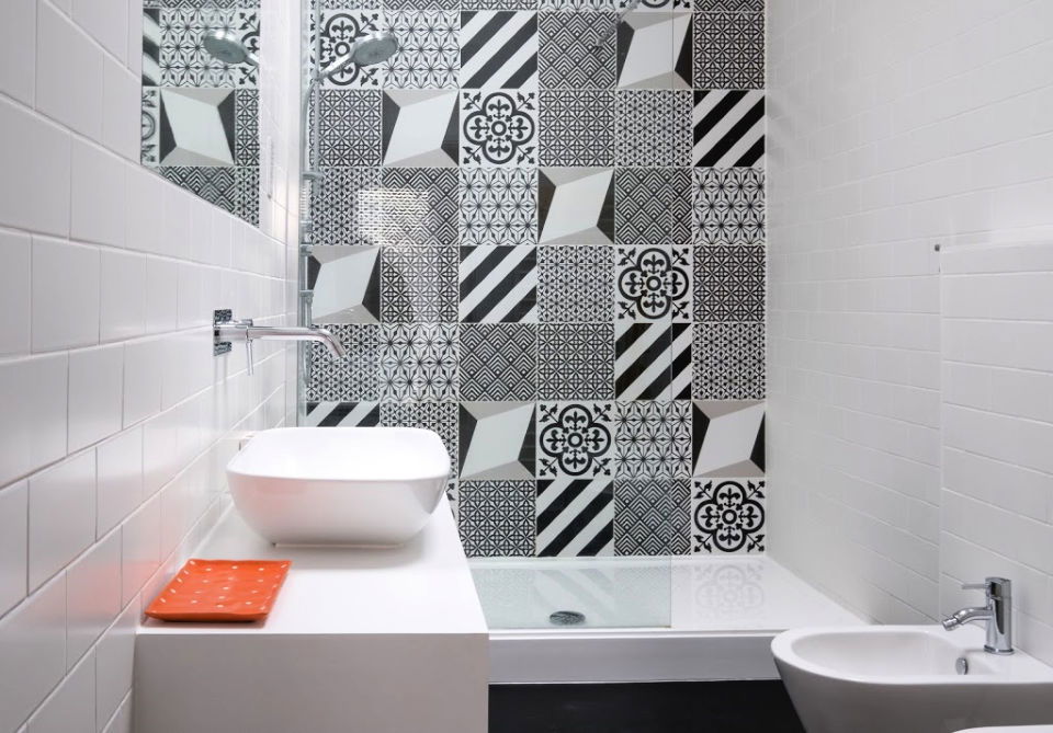 Using contrasting monochrome color in your cloakroom