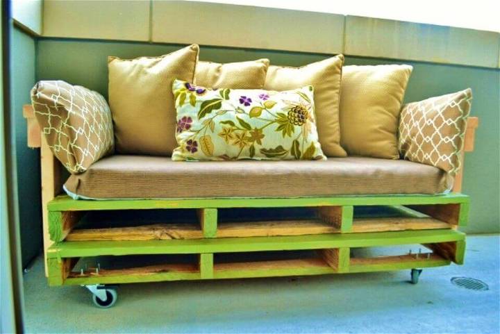 Building Your Own Pallet Sofa